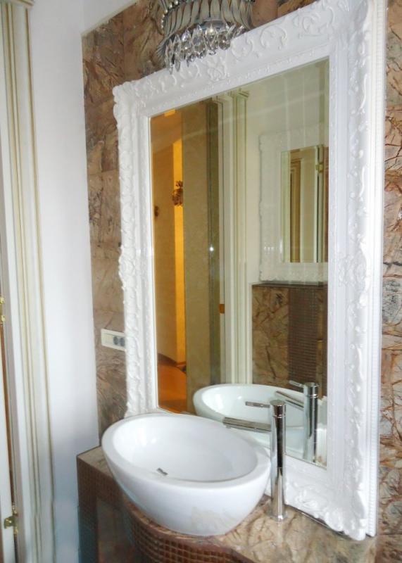 Зеркало в белой багетной раме