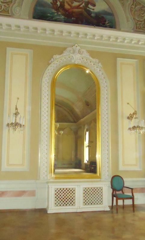 Полуовальное зеркало в золотой раме