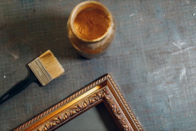 Как легко состарить простую багетную раму?