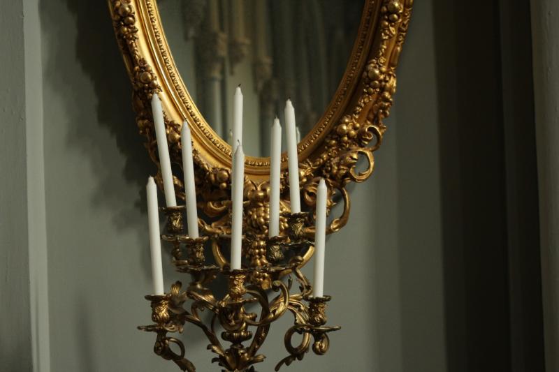 В чем ценность антикварных овальных зеркал?