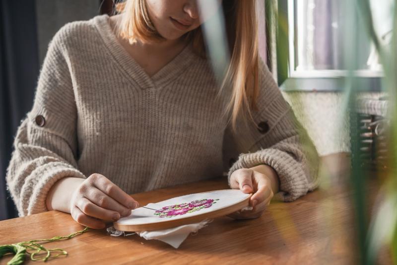 Подготавливаем вышивку перед оформлением в багет