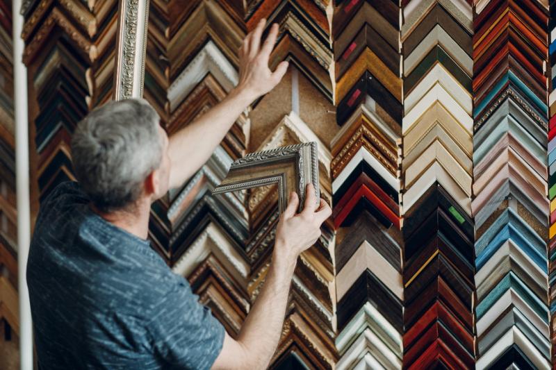 Стиль интерьера и выбор багета для зеркала