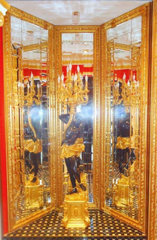 Трехстворчатое зеркало в золотых рамах